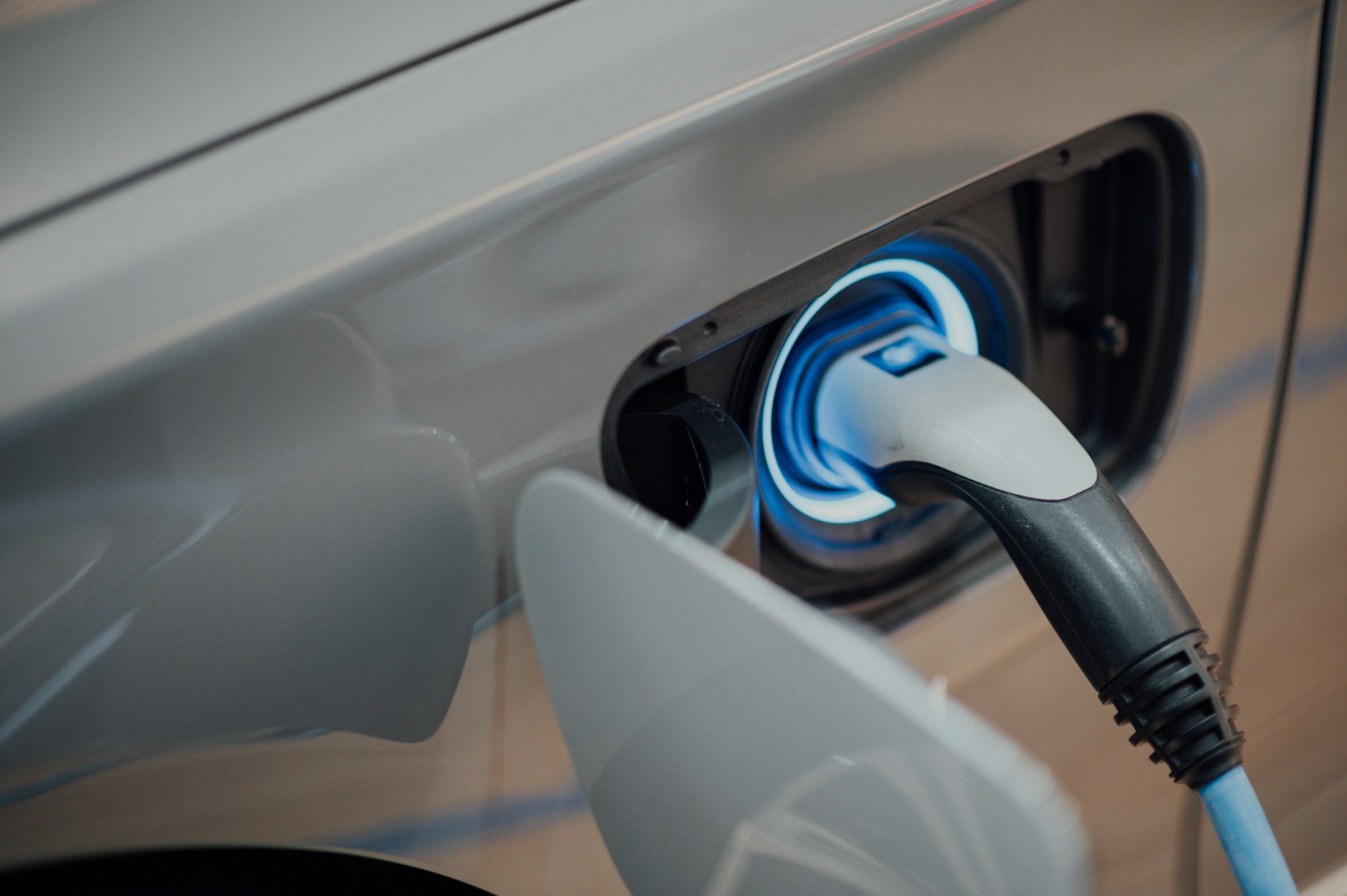 Connecteur branché sur une voiture électrique